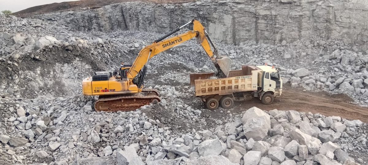 Chargement & transport de minerai en carrière
